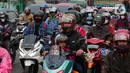 Meski terlihat lelah, banyak para pemudik yang membawa anak-anak dengan sepeda motor untuk merayakan Lebaran Idul Fitri 1444 H di kampung halaman. (Liputan6.com/Angga Yuniar)