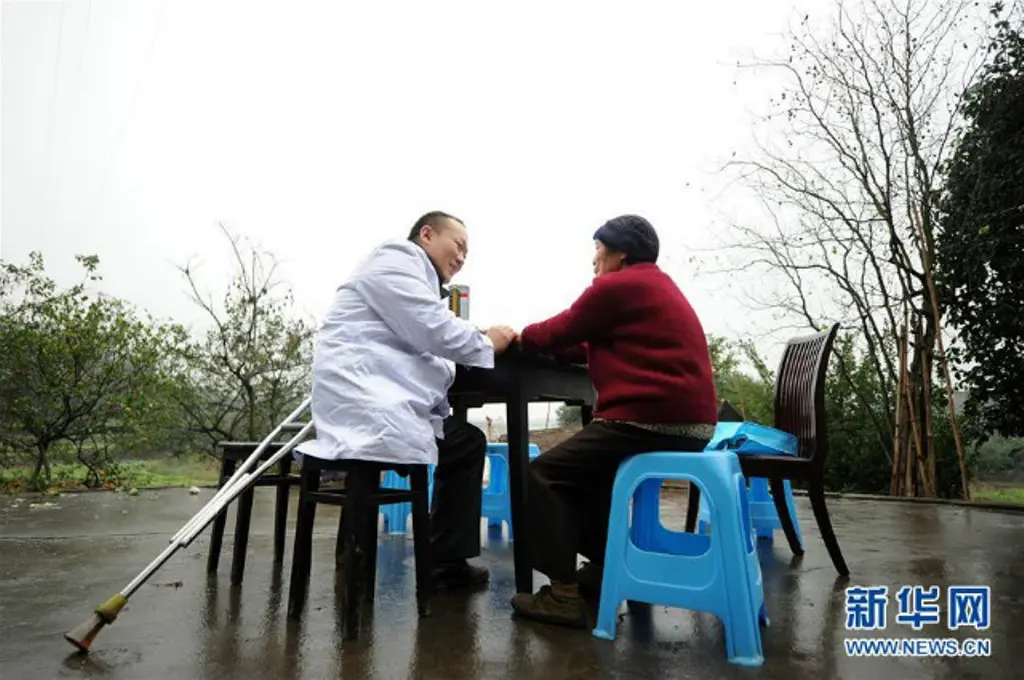 Ji kehilangan kaki kanannya sejak umur 14 tahun. Tapi dia tetap mengabdi untuk membantu warga di desa | Sumber Foto: shanghaiist.com
