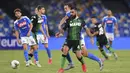 Pemain Napoli Fabian Ruiz dan pemain Sassuolo Francesco Manganelli (tengah) berebut bola pada pertandingan Serie A di Stadion San Paolo, Naples, Italia, Sabtu (25/7/2020). Napoli mengalahkan Sassuolo dengan skor 2-0. (Cafaro/LaPresse via AP)