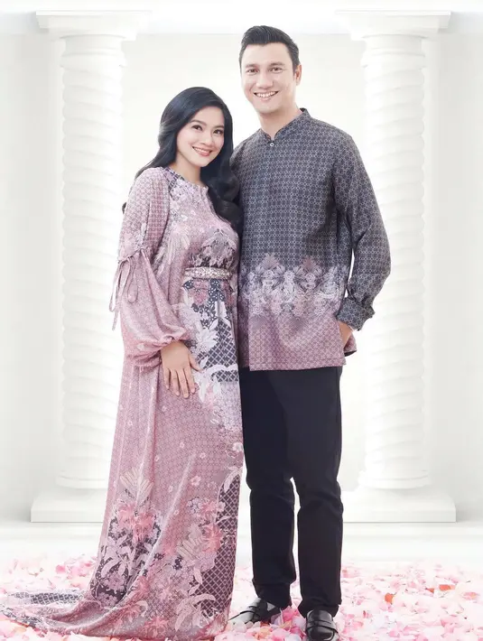Belasan tahun menikah, Christian Sugiono dan Titi Kamal masih terlihat seperti pasangan muda. Pasangan yang usianya hanya berbeda beberapa bulan ini sering habiskan waktu liburan bersama. Habiskan waktu berdua tentunya menjadi salah satu cara menjaga hubungan agar selalu harmonis. Awet muda di usia kepala 4, tak sedikit yang memuji paras pasangan artis yang masih kompak wara wiri di industri hiburan. (Liputan6.com/IG/@titi_kamall)