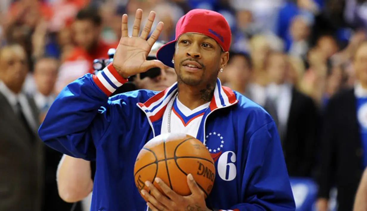 Allen Iverson, mantan pemain NBA yang pernah 11 kali bermain di NBA AllStar. Meraup lebih dari US$ 200 juta sepanjang karirnya, kini ia mengalami kebangkrutan usai terlilit utang dengan perusahaan perhiasan dan kebiasaannya berjudi. (AFP/DREW HALLOWELL)
