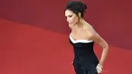 Desainer Victoria Beckham berpose saat tiba dalam pembukaan Festival Film Cannes ke-69 di Cannes, Prancis selatan, Rabu (11/5/2016). Istri David Beckham ini tampil dengan busana kasual. (AFP PHOTO / Loic VENANCE)