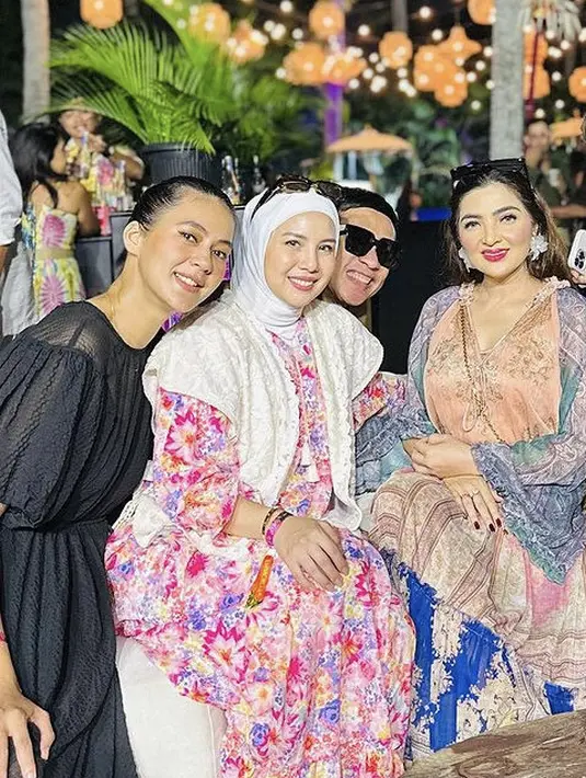 Tya Ariestya tampil dengan dress pink bunga-bunga dipadukan outer vest putih serasi dengan kerudungnya. [@mrsayudewi]