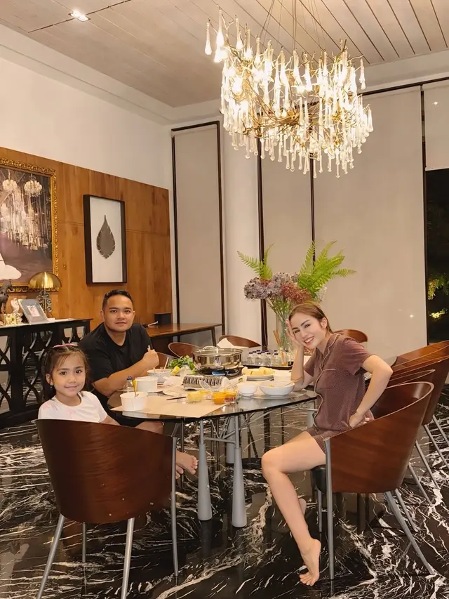 Potret Ruang Makan Rumah Momo Geisha