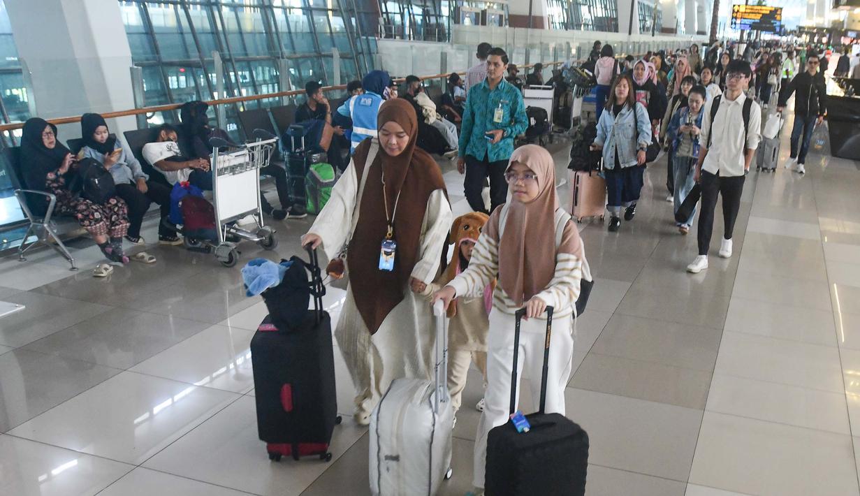 Sebagai langkah antisipasi, InJourney juga akan mengoperasikan Posko Lebaran pada 13–29 Maret 2026. Tampak dalam foto, calon penumpang saat berada di Terminal 3 Bandar Udara Internasional Soekarno–Hatta, Tangerang, Banten, Rabu (11/3/2026). (merdeka.com/Arie Basuki)
