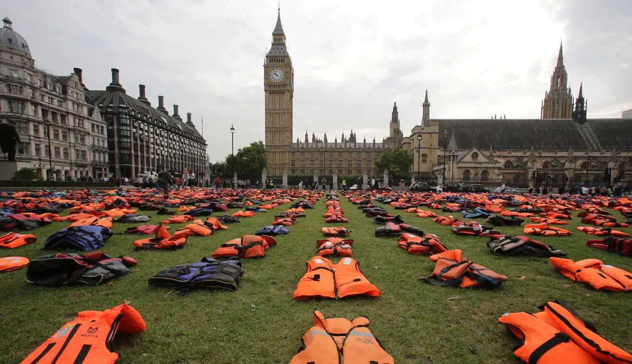 Jaket pelampung (lifejacket) dipajang seperti sebuah pemakaman umum di dekat Gedung Parlemen London, Senin (19/9). Berdasarkan data UNHCR setiap harinya terdapat 11 orang, yang meninggal dunia saat menyebrang ke Eropa, sejak 2015. (Daniel Leal-Olivas/AFP)
