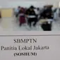 Sejumlah peserta mengikuti SBMPTN 2018 di Kampus Universitas Islam Negeri (UIN) Syarif Hidayatullah, Tangerang Selatan, Selasa (8/5). Sebanyak 74 ribu peserta calon mahasiswa ikut ujian SBMPTN di UIN. (Merdeka.com/Arie Basuki)