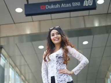 Seorang wanita yang tergabung dalam Gerakan Nasional #SelasaBerkebaya melakukan kampanye berkebaya di Stasiun MRT Dukuh Atas, Jakarta, Selasa (25/6/2019). Kegiatan kampanye tersebut untuk mengembalikan jati diri bangsa Indonesia dengan berkebaya di setiap hari Selasa (Liputan6.com/Immanuel Antonius)
