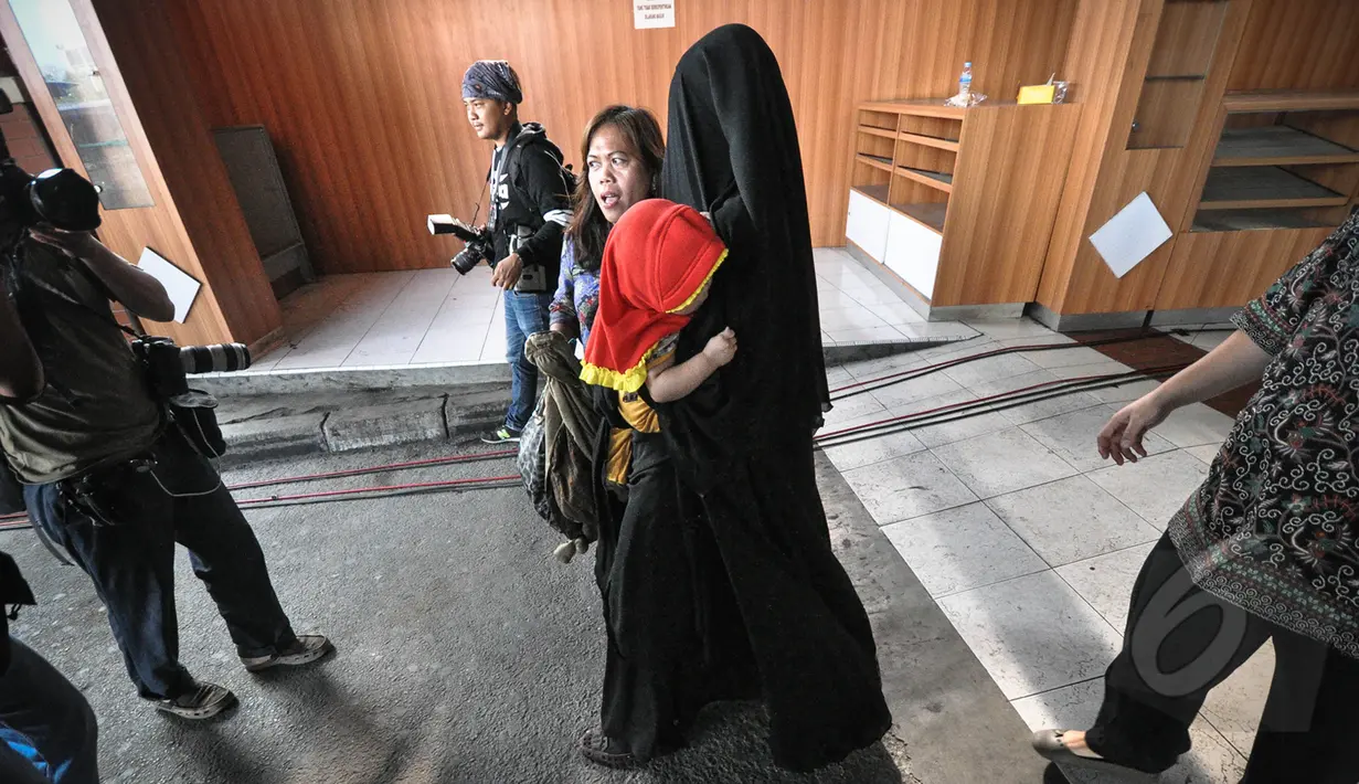 Seorang wanita WNI dari Yaman saat berjalan pulang di Bandara Soekarno Hatta, Tangerang, Banten, Minggu (5/4/2015). Sebanyak 110 dari 262 WNI yang dievakuasi dari Yaman ini merupakan gelombang pertama. (Liputan6.com/Faizal Fanani)