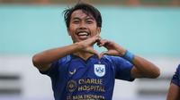 Bek PSIS, Riyan Ardiansyah merayakan gol kemenangan timnya saat melawan Persela dalam laga pekan pertama BRI Liga 1 2021/2022 di Stadion Wibawa Mukti, Cikarang, Sabtu (04/09/2021). PSIS menang 1-0. (Foto: Bola.com/Bagaskara Lazuardi)