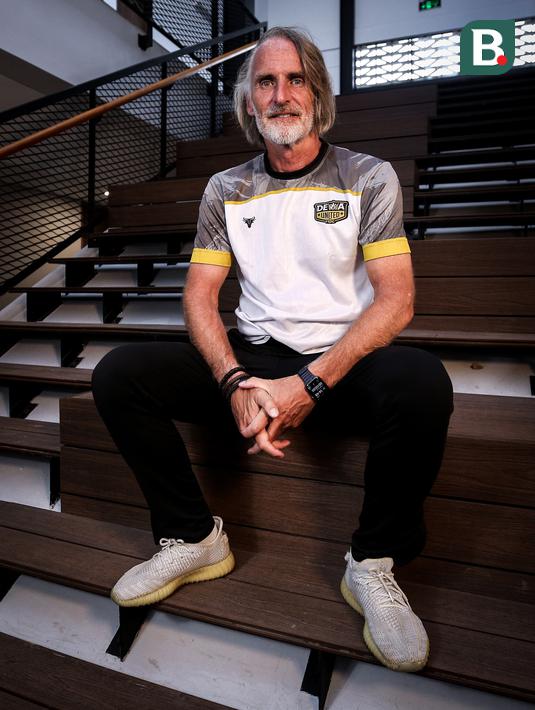 <p>Pelatih Dewa United, Jan Olde Riekerink berpose di depan fotografer setelah melakukan sesi wawancara di basecamp Dewa United, Pagedangan, Tangerang, Selasa (18/07/2023). (Bola.com/Bagaskara Lazuardi)</p>