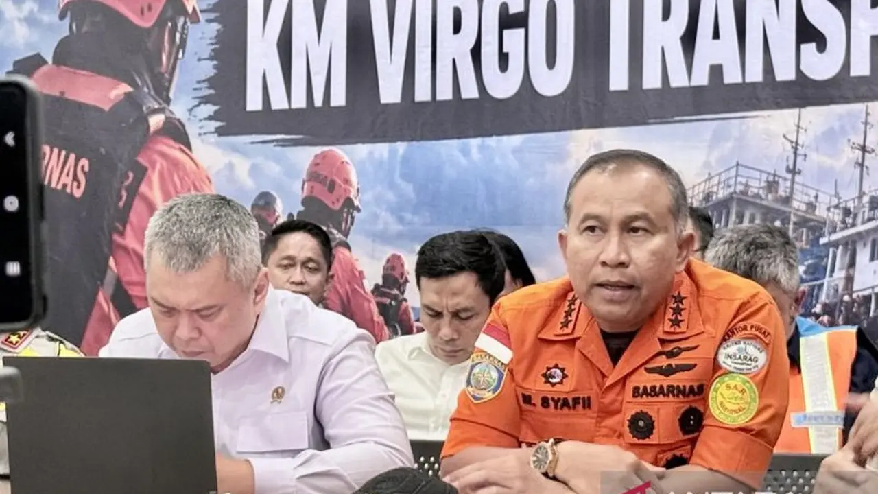 Menteri Perhubungan Dudy Purwagandhi (kiri) bersama Kepala Basarnas Mohammad Syafii (kanan) dalam konferensi pers penanganan kecelakaan Kapal Virgo Transport 8,