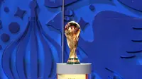 Trofi Piala Dunia pada undian kualifikasi turnamen di Rusia, Juli 2015. (AFP/Kirill Kudryavtsev)
