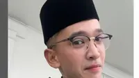 Penampilan Baru Ruben Onsu yang Mengaku Sudah Mualaf, Pakai Baju khas Melayu.&nbsp; foto: (dok.Instagram @ruben_onsu/https://www.instagram.com/p/DH0mfT9pkx4/Henry)