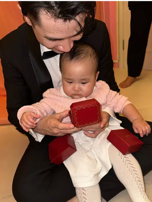 Tampak Sophia pun mendapatkan hadiah perhiasan mewah dari Cartier. Jess pun memperlihatkan kotak merah khas perhiasaan tersebut. [@jessnolimit]