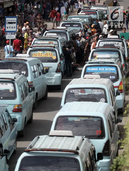 Sopir angkot memarkirkan kendaraannya di tengah jalan saat berunjuk rasa di Jalan Jatibaru, Tanah Abang, Jakarta, Senin (29/1). Mereka menolak penutupan Jalan Jatibaru. (Liputan6.com/Arya Manggala)