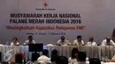 Sekjen Ritola Tasmaya (ketiga kiri) memberikan keterangan pada hari pertama Mukernas PMI 2016 di jakarta, Senin (1/2). Dalam Mukernas kali ini PMI mengambil tema Meningkatkan Kapasitas pelayanan PMI. (Liputan6.com/Helmi Afandi)