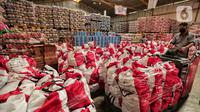 Pekerja memindahkan paket bantuan sosial (bansos) di Gudang Food Station Cipinang, Jakarta, Rabu (22/4/2020). Pemerintah pusat menyalurkan paket bansos selama tiga bulan untuk mencegah warga mudik dan meningkatkan daya beli selama masa pandemi COVID-19. (Liputan6.com/Johan Tallo)