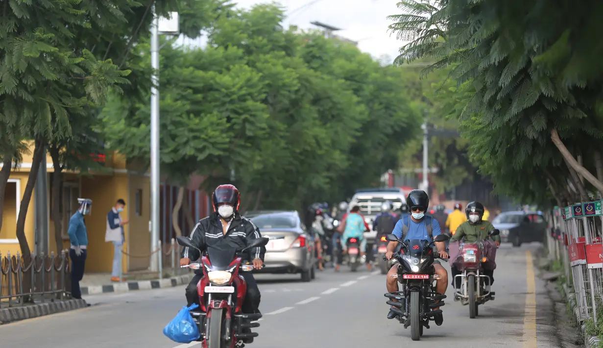 Pengendara sepeda motor terlihat di sebuah jalan di Kathmandu, Nepal Nepal (22/7/2020). Pemerintah Nepal memutuskan untuk secara resmi mencabut kebijakan karantina wilayah (lockdown) yang telah berlangsung selama hampir empat bulan. (Xinhua/Zhou Shengping)