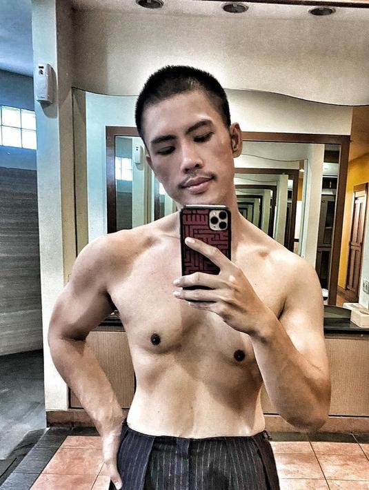 <p>Masih ingat dengan Ricky Cuaca? Ya, salah satu aktor yang dulu dikenal dengan sosoknya yang berisi, kini berubah menjadi laki-laki yang macho. (Instagram/rickycuaca)</p>