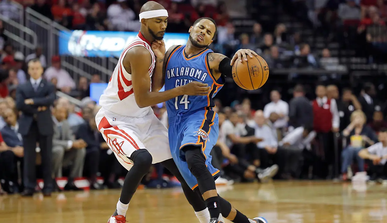 Pemain Houston Rockets Corey Brewer (kiri) melanggar pemain Oklahoma City Thunder D.J. Augustin saat pertandingan NBA kuartal ketiga di Toyota Center, Amerika Serikat, (2/11/2015). Rockets menang 110 - 105 atas Thunder. (Reuters/ Thomas B. Shea)