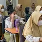 Siswi SMA Negeri Pekanbaru tidak belajar daring lagi karena kabut asap hasil Karhutla Riau sudah mulai menghilang dan kualitas udara mulai membaik. (Liputan6.com/M Syukur)