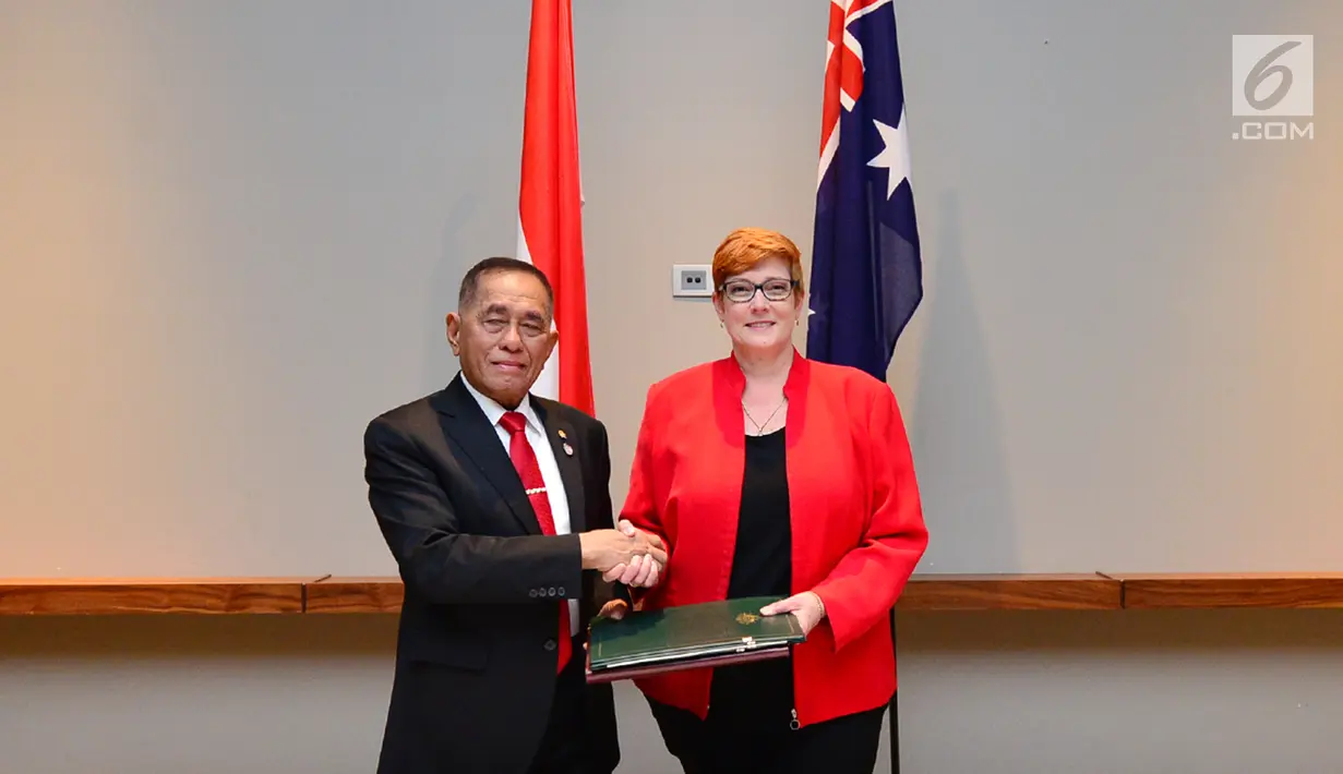 Menteri Pertahanan RI Ryamizard Ryacudu (Kiri) berjabat tangan dengan Menteri Pertahanan Australia Marise Payne penandatangan perjanjian kerja sama Indonesia-Australia di Perth, Australia, Kamis (1/2). (Liputan6.com/Pool/Kemenhan)