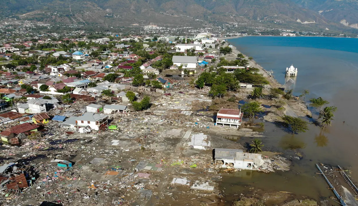 Pandangan udara memperlihatkan sejumlah bangunan rusak usai dilanda gempa dan tsunami Palu, Sulawesi Tengah, Senin (1/10). Gempa berkekuatan 7,4 Magnitudo disusul tsunami melanda Palu dan Donggala pada 28 September 2018. (JEWEL SAMAD/AFP)