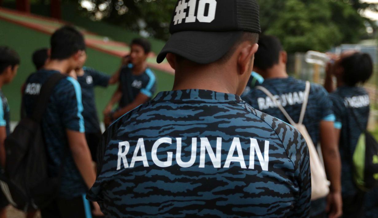 Para Pemain Diklat Ragunan berkumpul usai melakukan uji coba dengan tim Barito Putera U-21 di Stadion Bea & Cukai Rawamangun, Jakarta, Rabu (2/3/2016). (Bola.com/Nicklas Hanoatubun)