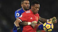Gelandang Manchester United, Anthony Martial, berebut bola dengan bek Leicester City, Danny Simpson, pada laga Premier League di Stadion King Power, Minggu (24/12/2017). Kedua tim bermain imbang 2-2. (AP/Mike Egerton)