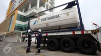 Petugas melakukan pengecekan pada alat penyimpanan LNG di Balikpapan, Kalimantan Timur, Selasa (27/10/2015).  Gas sangat cocok untuk tempat komersial seperti mal, karena ramah lingkungan dan tidak menimbulkan polusi.. (Liputan6.com/Immanuel Antonius)