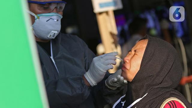 Penumpang KRL Commuter Line di Stasiun Bekasi Ikuti Tes Swab PCR