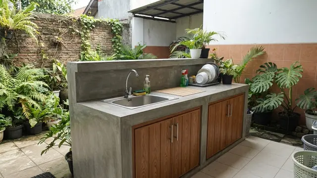 Desain Tempat Cuci Piring Belakang Rumah dengan Meja Cor Dua Tingkat