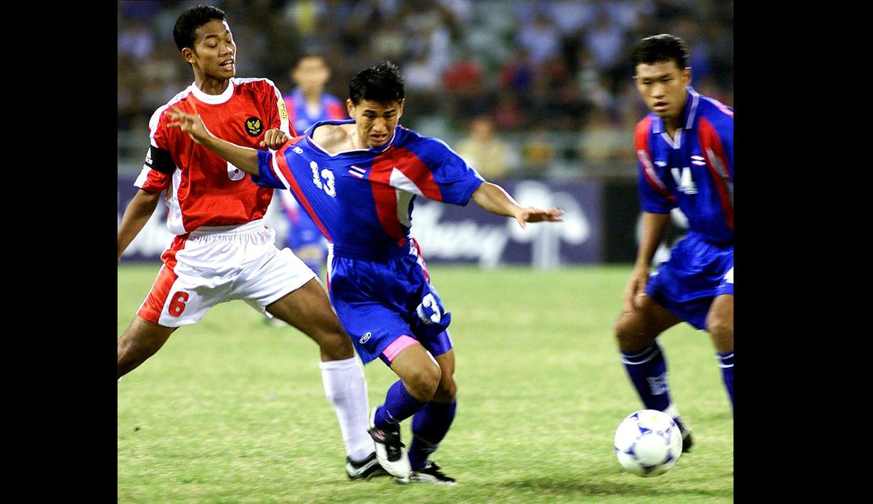 Eko Purdjianto yang kala itu merupakan salah satu bek andalan timnas Indonesia dan juga pelatih Nandar Iskandar menyumbangkan satu gol ke gawang Filipina pada menit ke-84 dalam babak penyisihan Piala AFF 2000. (Foto: AFP/Pornchai Kittiwongsakul)