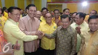 Ketum Golkar Munas Ancol Agung Laksono, Menkopolhukam Luhut Pandjaitan, Ketum Golkar Munas Bali Aburizal Bakrie dan Wakil Presiden Jusuf Kalla saat silaturahmi nasional Golkar di Kantor DPP Golkar, Jakarta, Minggu (1/11). (Liputan6.com/Angga Yuniar)