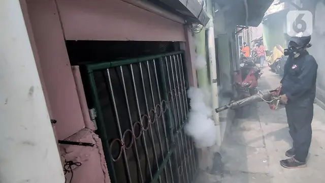 FOTO: Fogging Pemukiman Padat Penduduk Cegah DBD