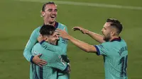 Pemain Barcelona Antoine Griezmann dan Lionel Messi  merayakan gol ke gawang Villareal pada laga La Liga di Stadion Estadio de la Ceramica, Minggu (5/7/2020). Barcelona menang 4-1 atas Villareal. (AP/Jose Miguel Fernandez de Velasco)