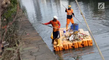 Petugas UPK Badan Air Pemprov DKI Jakarta membersihkan ceceran sampah di sepanjang Anak Sungai Ciliwung yang membelah kawasan Jalan Gajah Mada dan Hayam Wuruk, Selasa (9/7/2019). Pembersihan ini untuk menghindari penumpukan sampah dan memperlancar aliran air. (Liputan6.com/Helmi Fithriansyah)