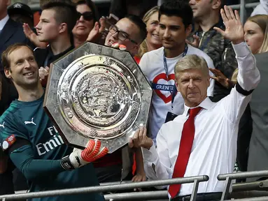 Pelatih Arsenal, Arsene Wenger, bersama kiper Petr Cech, mengangkat trofi Community Shield usai mengalahkan Chelsea di Stadion Wembley, London, Minggu (6/8/2017). Ini merupakan trofi Community Shield yang ke-15 bagi Arsenal. (AFP/Ian Kington)