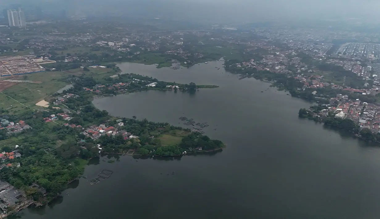 Seiring perkembangan wilayah, fungsi Situ Cipondoh mengalami perubahan. Tampak foto udara memperlihatkan area Situ Cipondoh di Kota Tangerang, Banten, yang tetap berfungsi sebagai kawasan konservasi air sekaligus destinasi rekreasi warga, Rabu (14/4/2026). (merdeka.com/Arie Basuki)