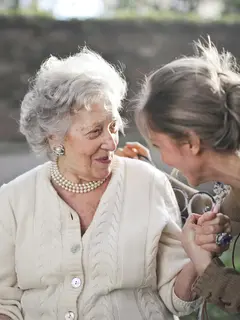 mendengarkan apa yang mertua bilang dengan sabar. credits: pexels/olly