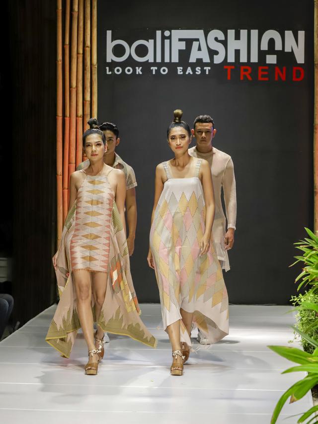 Kreasi Tenun Endek Buka Bali Fashion Trend 2019