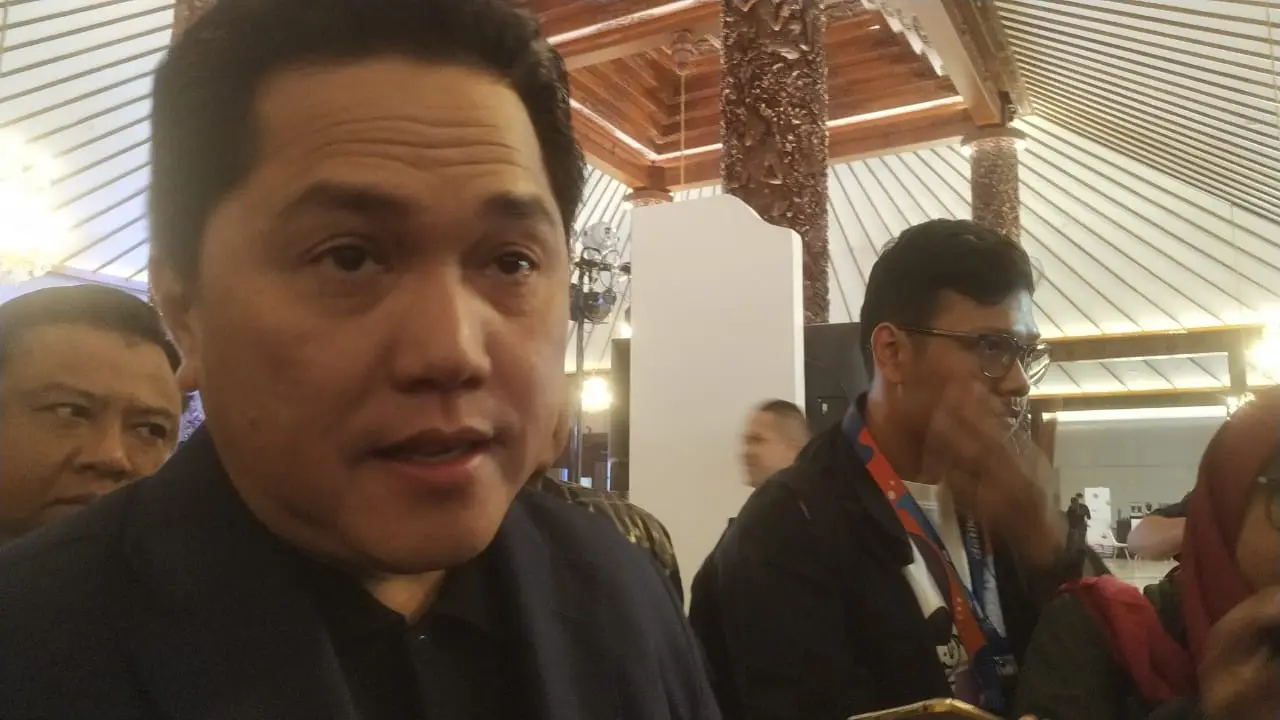 Menteri BUMN Erick Thohir mengungkapkan kondisi terbaru kesehatan Menteri Koordinator Bidang Kemaritiman dan Investasi Luhut Binsar Pandjaitan di Sasono Langen Budoyo, Taman Mini Indonesia Indah, Jakarta Timur, Sabtu (28/10/2023). (Anisyah/Merdeka.com)