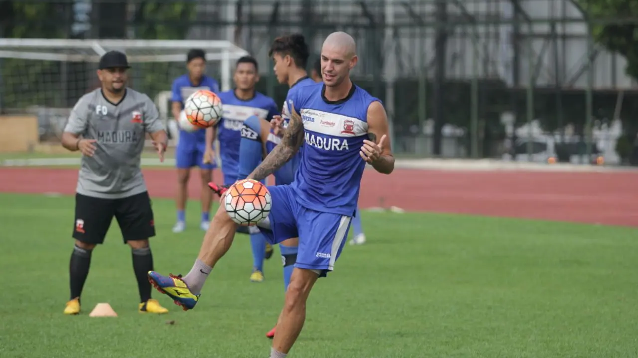 Madura United membutuhkan pemain asing baru usai memutus kontrak Dane Milovanovic.