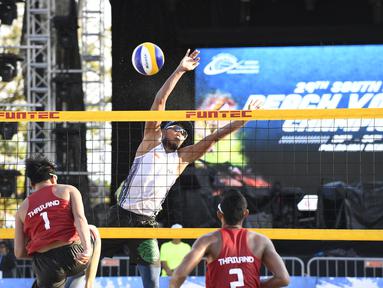 Pevoli Pantai Peringkat 1 Asia, Rachmawan melakukan Blocking smash pevoli Thailand Inkiew pada Kejuaraan Bola Voli Pantai ke-29 yang diadakan di Singapura, Rabu (30/9/2017) (Bola.com/Wong Foo Lam)