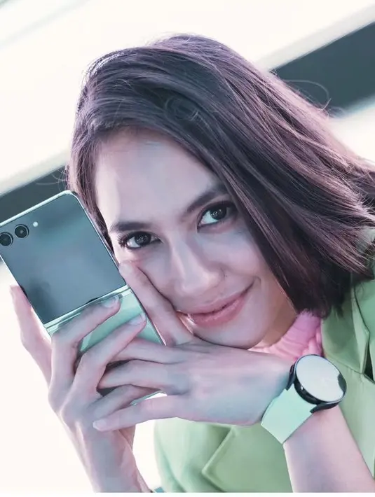 Pevita juga tampil dengan flawless yang tak kalah cantik dengan eonni Korea. Rambut pendek ditata bergaya poni samping. (@pevpearce)