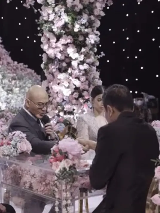 Deddy Corbuzier dan Sabrina Chairunnisa saat melangsungkan ijab kabul dalam akad nikah pada 6 Juni 2022. Deddy dan Sabrina mengumumkan pernikahannya melalui unggahan video di akun Instagram keduanya. (Instagram/sabrinachairunnisa)