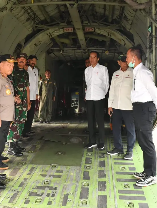 Presiden Joko Widodo bersama rombongan saat meninjau pesawat penyemai hujan buatan di Pangkalan TNI AU Roesmin Nurjadin,, Kota Pekanbaru, Selasa (17/9/2019). Setidaknya, sebanyak 52 pesawat dikerahkan untuk memadamkan kebakaran hutan dan lahan (karhutla) di Riau. (Liputan6.com/HO/Biro Pers Setpres)