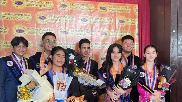 Sandrinna Michelle dan artis muda jalani wisuda SMP (Foto: Instagram @wanti_wanti_15)