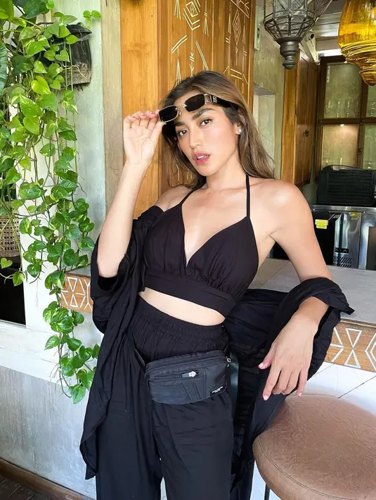 Tak hanya anggun, di beberapa momen mantan kekasih Richard Kyle ini juga tampil trendi dengan memakai kacamata. Seperti kali ini, Jessica tampak simpel mengenakan tanktop hitam yang dipadukan dengan outer dan celana senada. Kacamata yang dipakai membuatnya makin stylish. (Liputan6.com/IG/@inijedar)
